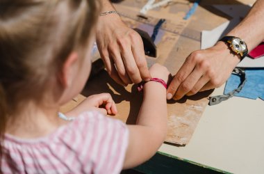 Herstellung von Armbändern im Innenhof des Haus Catoirs