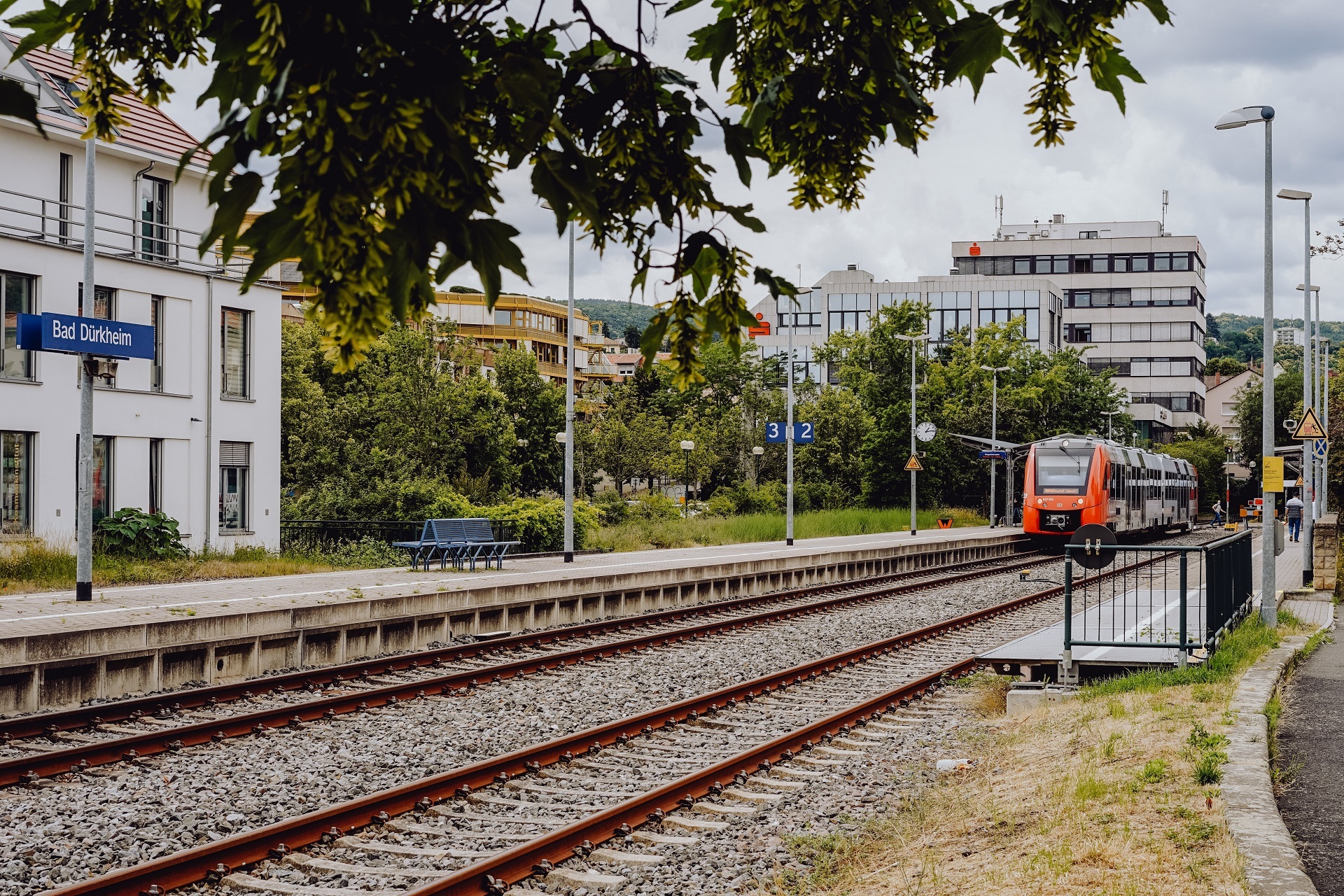 Eine Regionalbahn fährt in den Bahnhof Bad Dürkheim ein