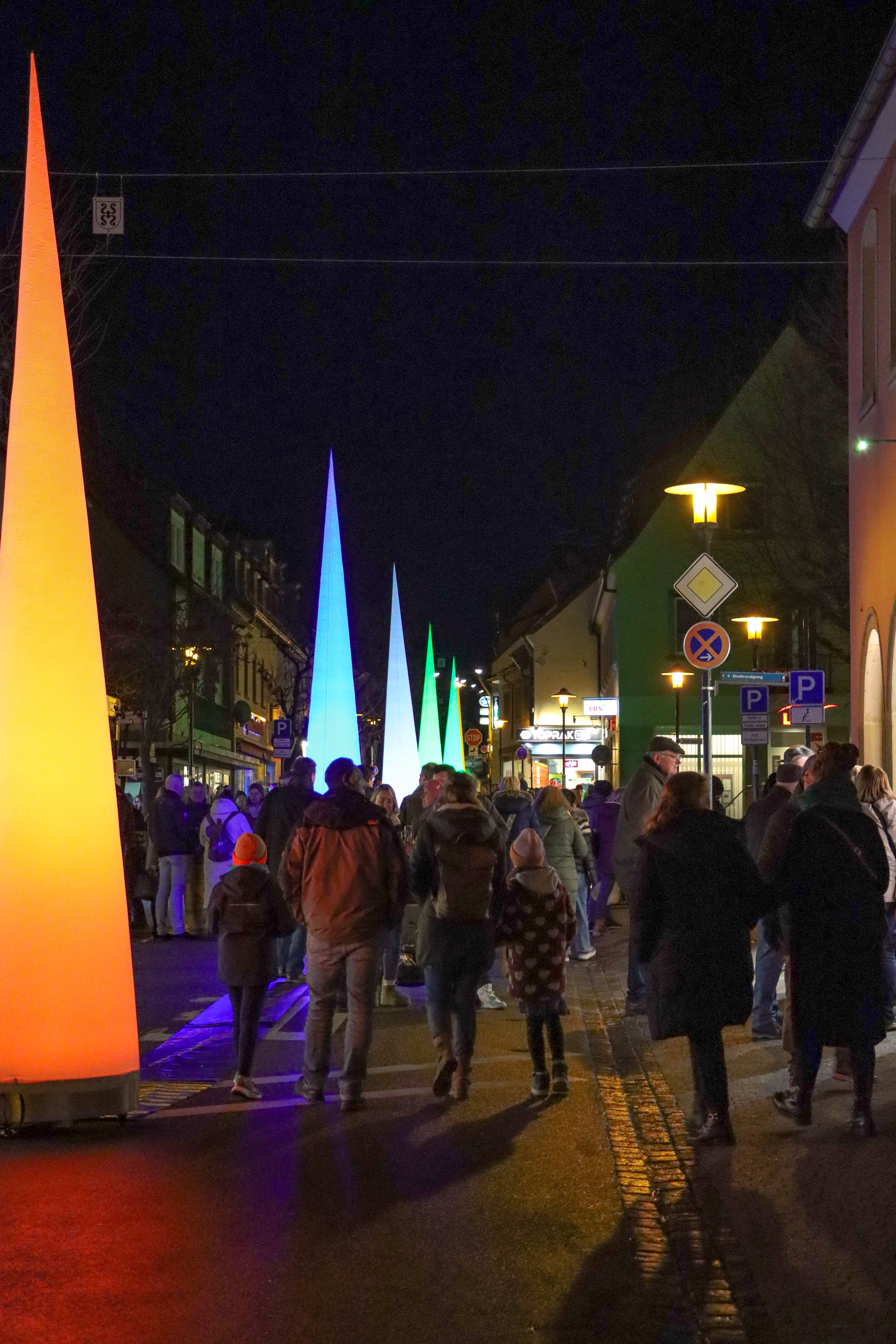 Lichtkegel beleuchten den Weg in Richtung Oberer Markt Lichtkegel beleuchten den Weg in Richtung Oberer Markt