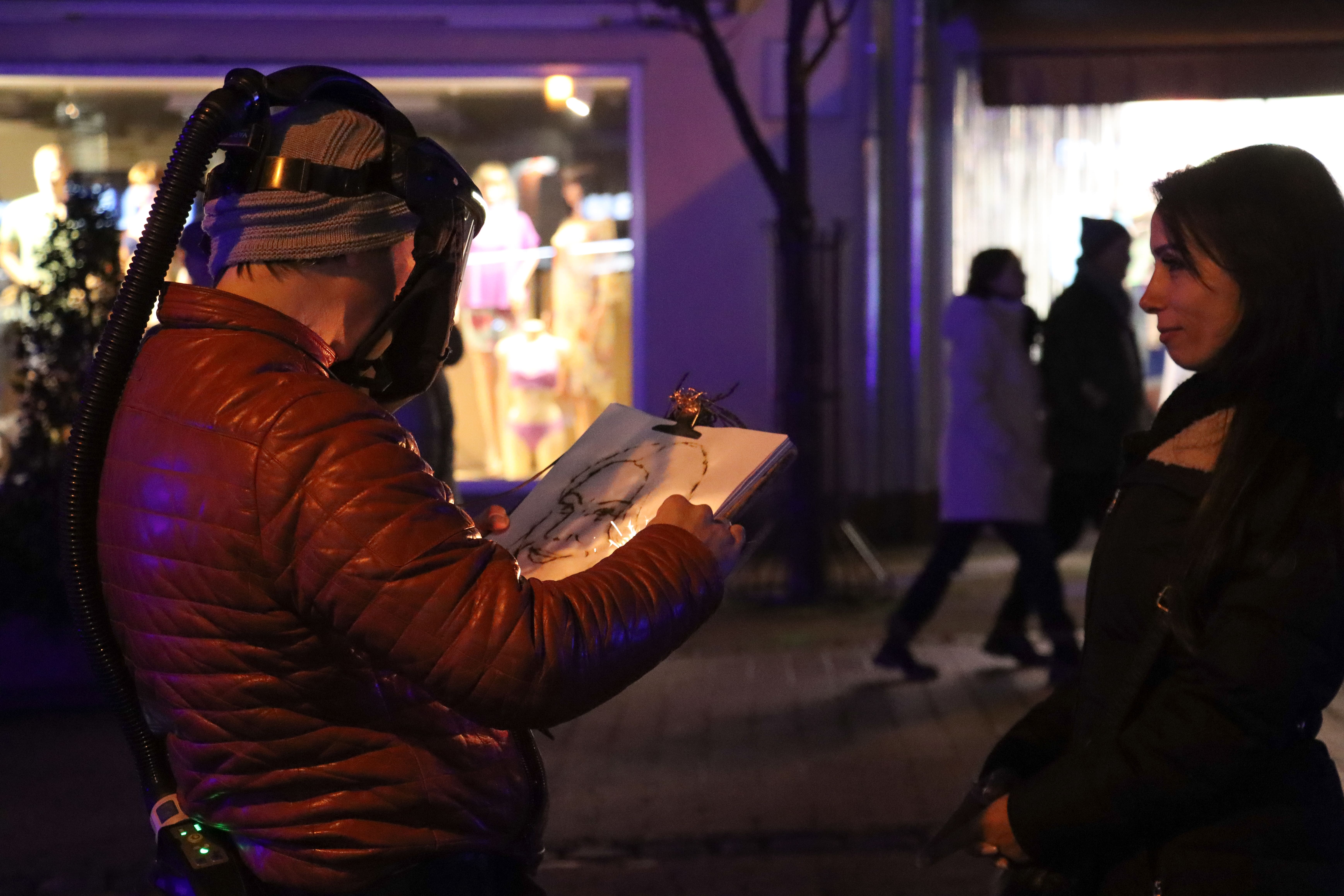 Der Pyrograf beim Erstellen eines Portraits Der Pyrograf beim Erstellen eines Portraits