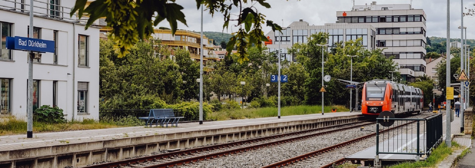 Bahnhof Bad Dürkheim Eine Regionalbahn fährt in den Bahnhof Bad Dürkheim ein