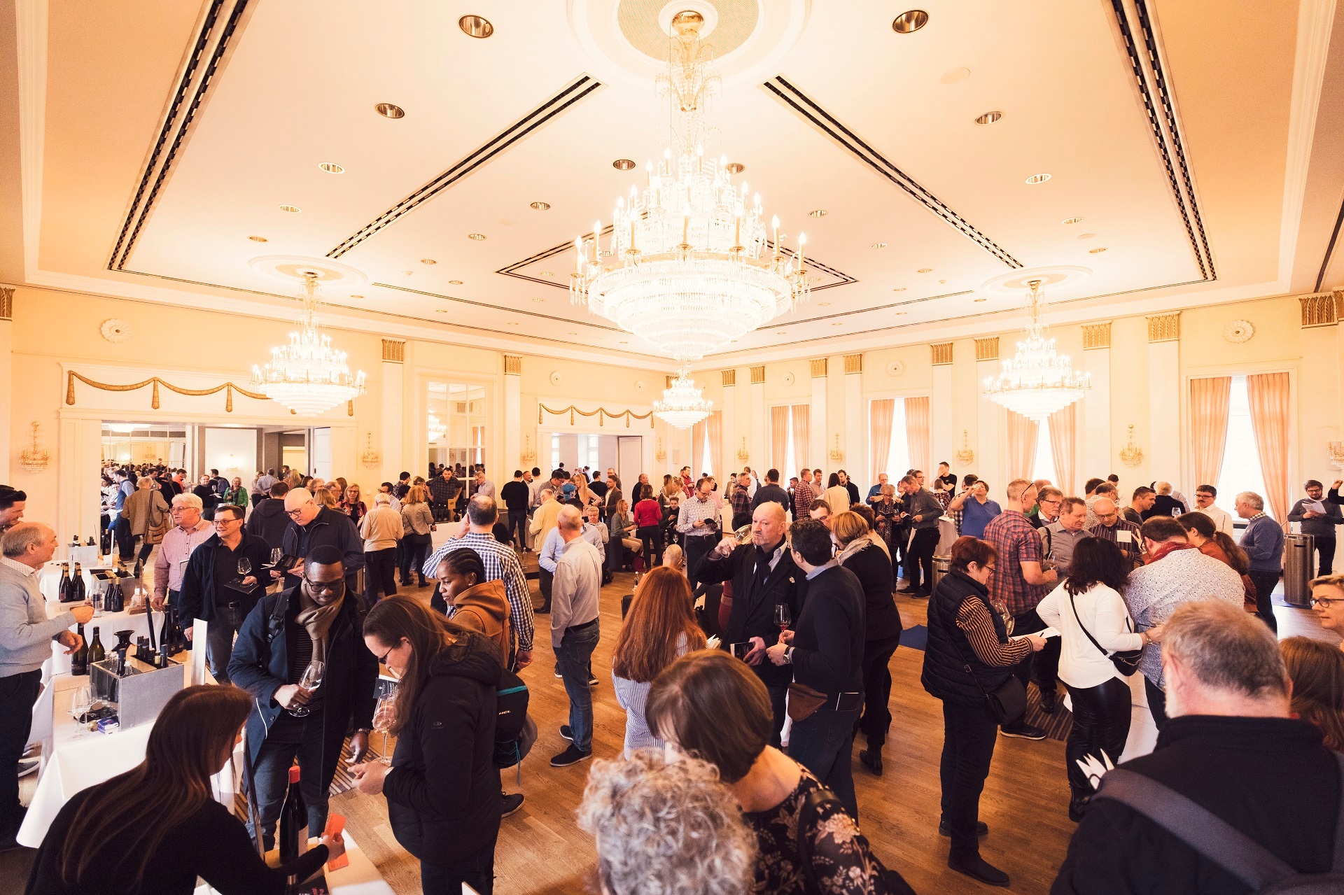 Der helle Kursaal während der Veranstaltung des Forum Pfalz mit Menschen gefüllt.