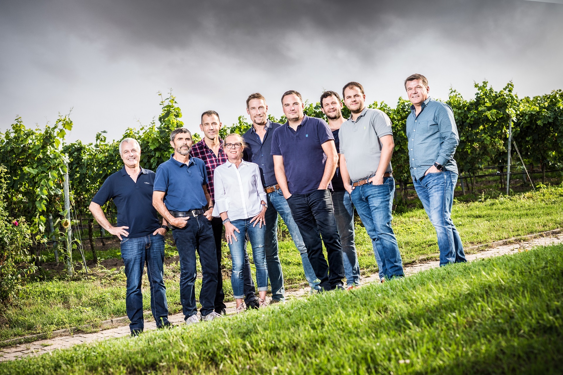 Die Mitglieder des Forum Pfalz posieren bei einem Fotoshooting in den Weinbergen.