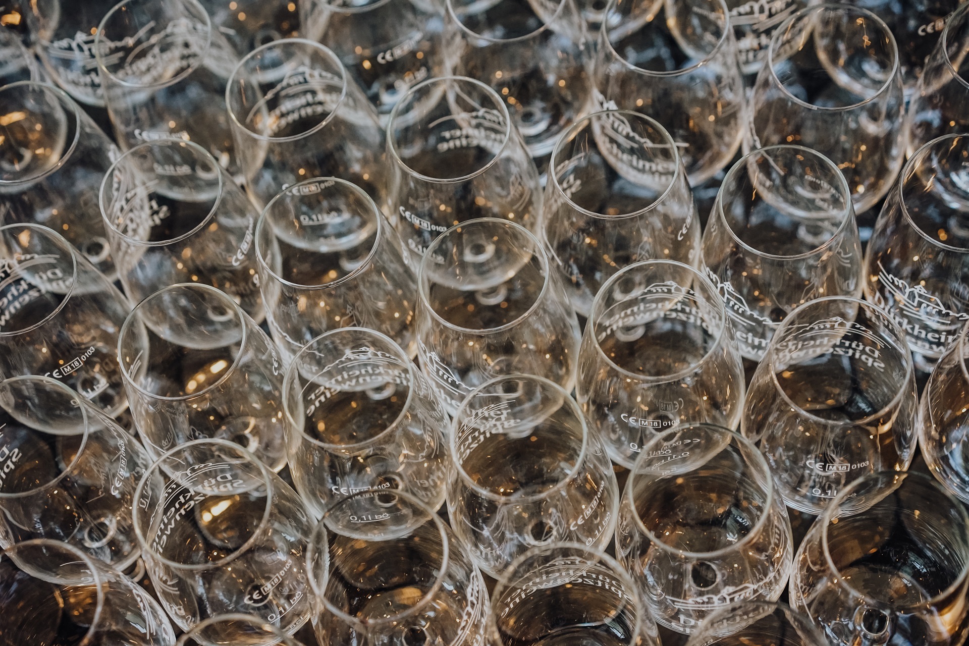 Ansammlung von Dürkheimer Spitzenwinzer Stielgläsern Der Blick von oben auf viele eng aneinander stehende leere Dürkheimer Spitzenwinzer Stielgläser.
