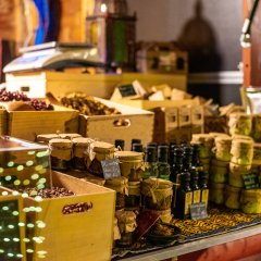 Auf dem Weihnachtsmarkt lassen sich ebenfalls kulinarische Schätze wie selbstgemachte Öle, Gewürze oder Kerzen finden. Besonders Olivenöl findet bei den Gästen des Dürkheimer Advents große Begeisterung.