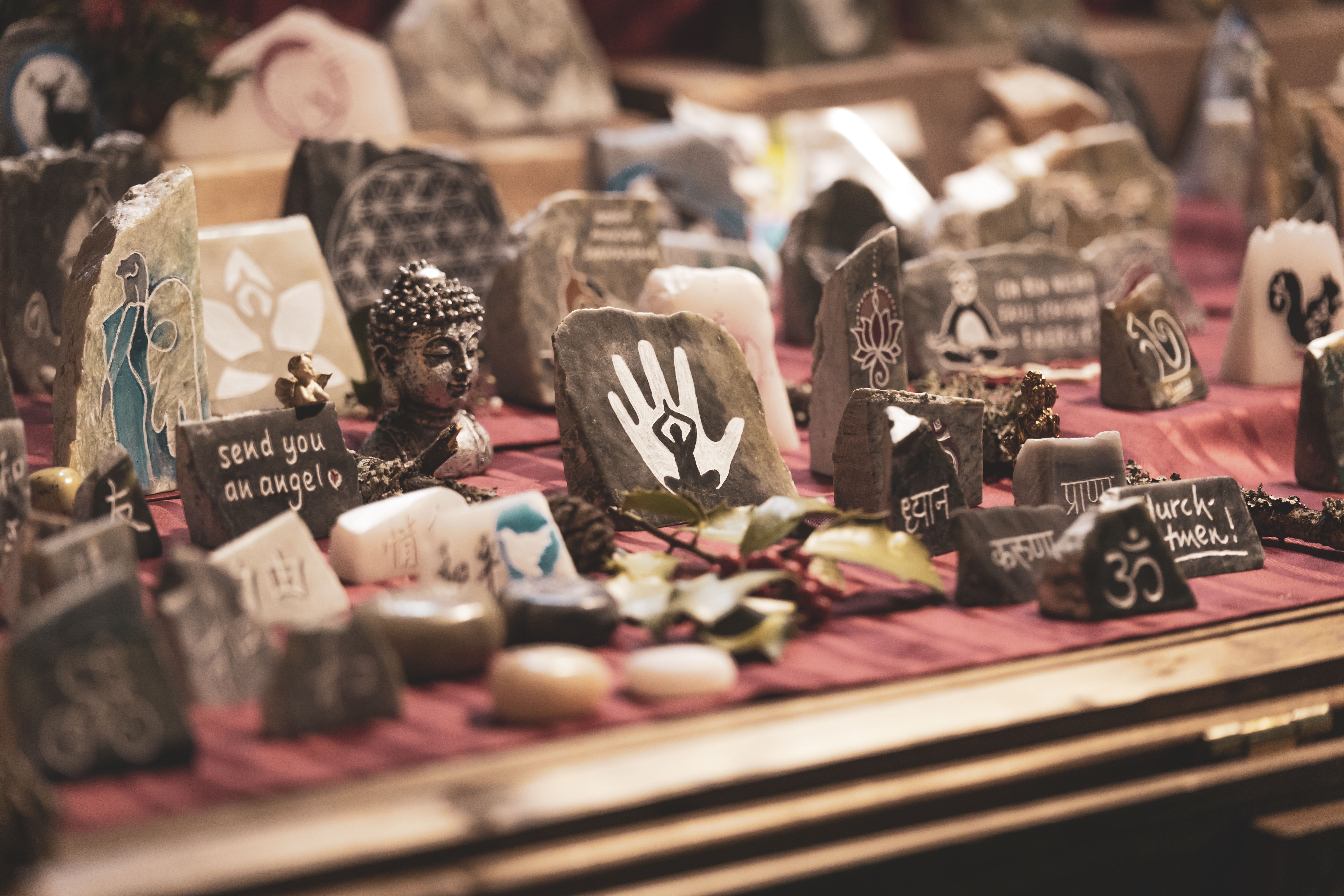 Dekorative Artikel sind an verschiedenen Ständen auf dem Adventsgelände zu finden.