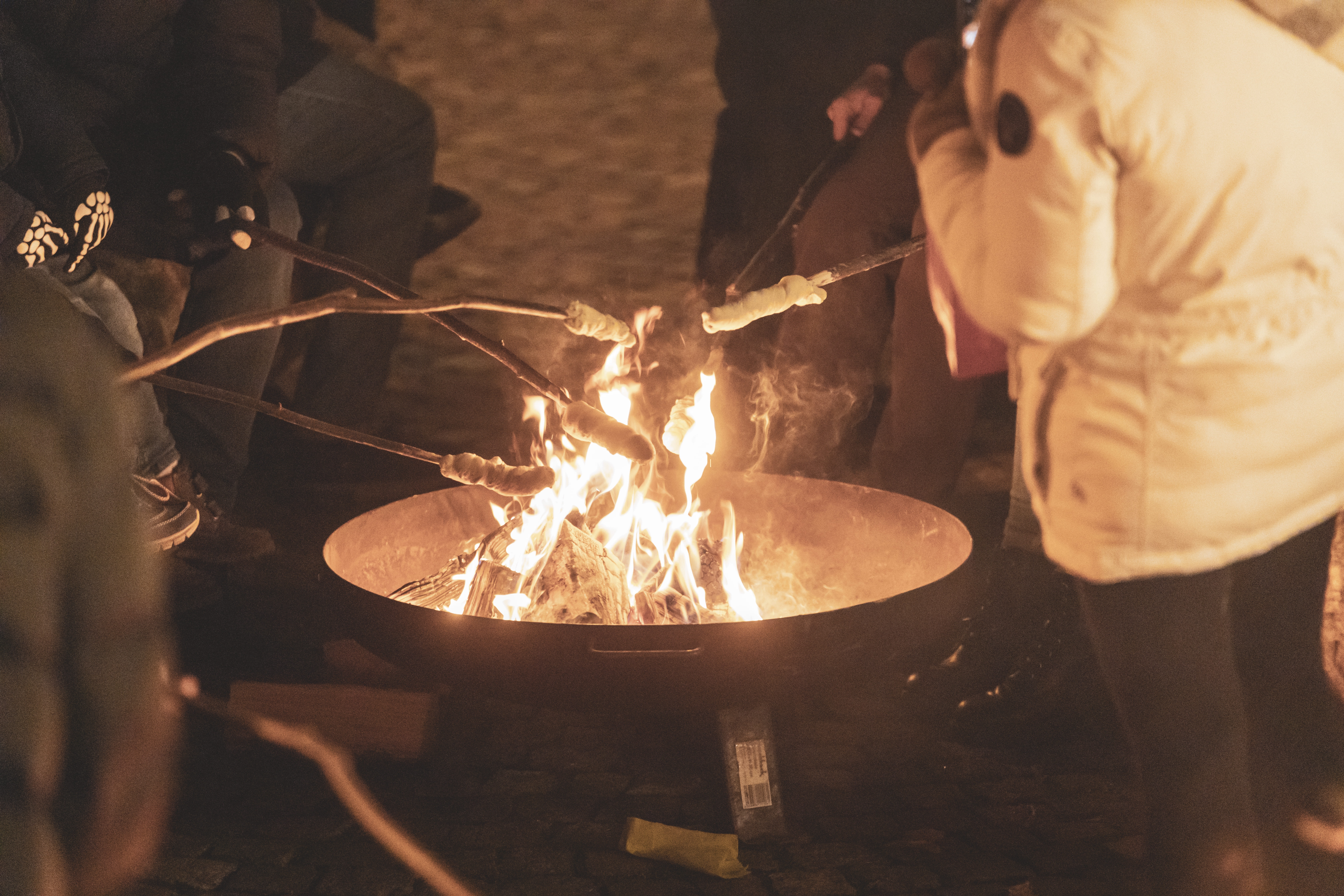 Auf dem Römerplatz lässt sich am Lagerfeuer leckeres Stockbrot backen.