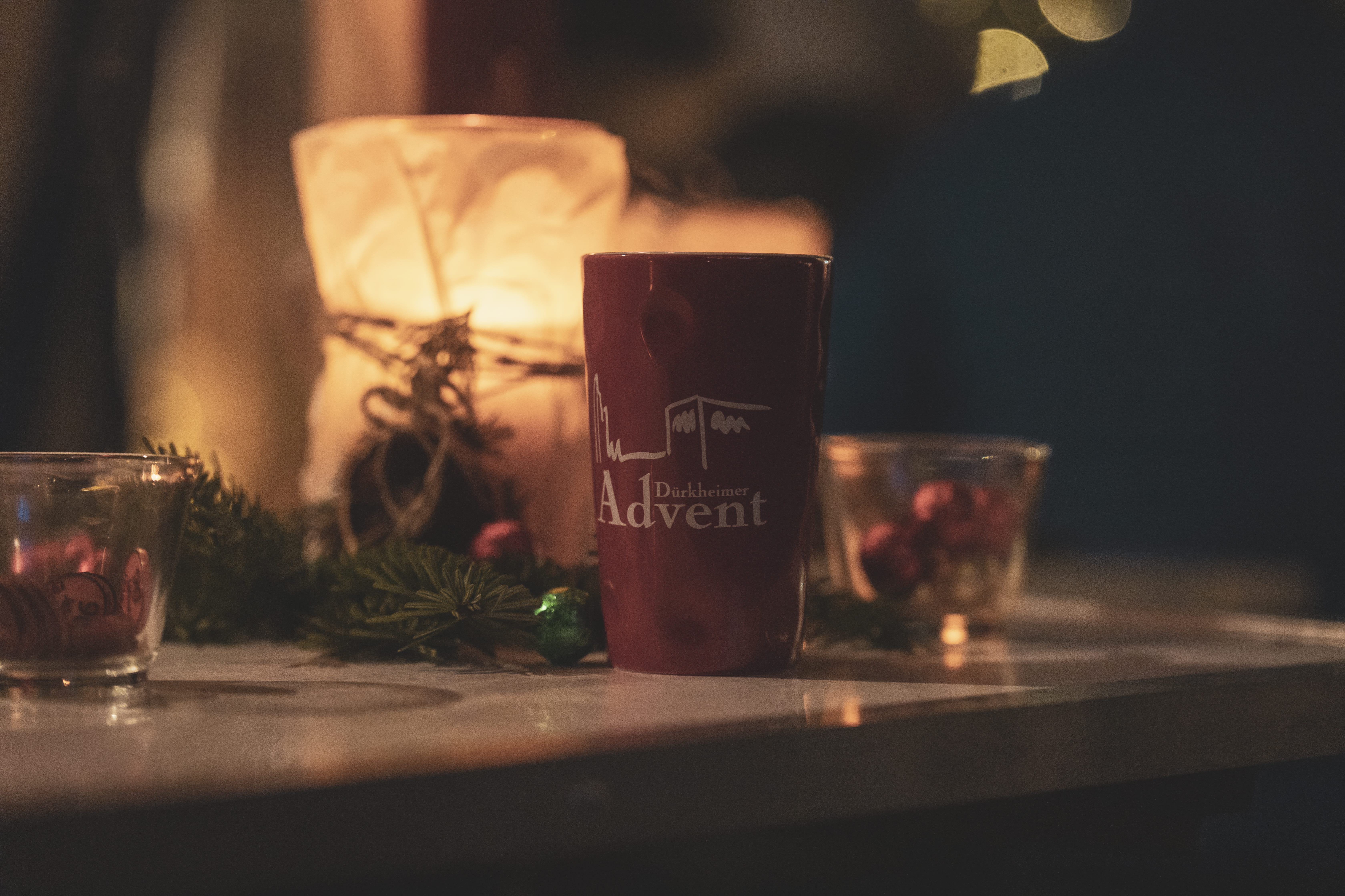 Die Dubbetasse gibt es auch noch in anderen Farben. Eins bleibt aber gleich: Der Glühwein oder Kinderpunsch bleibt immer schön warm.