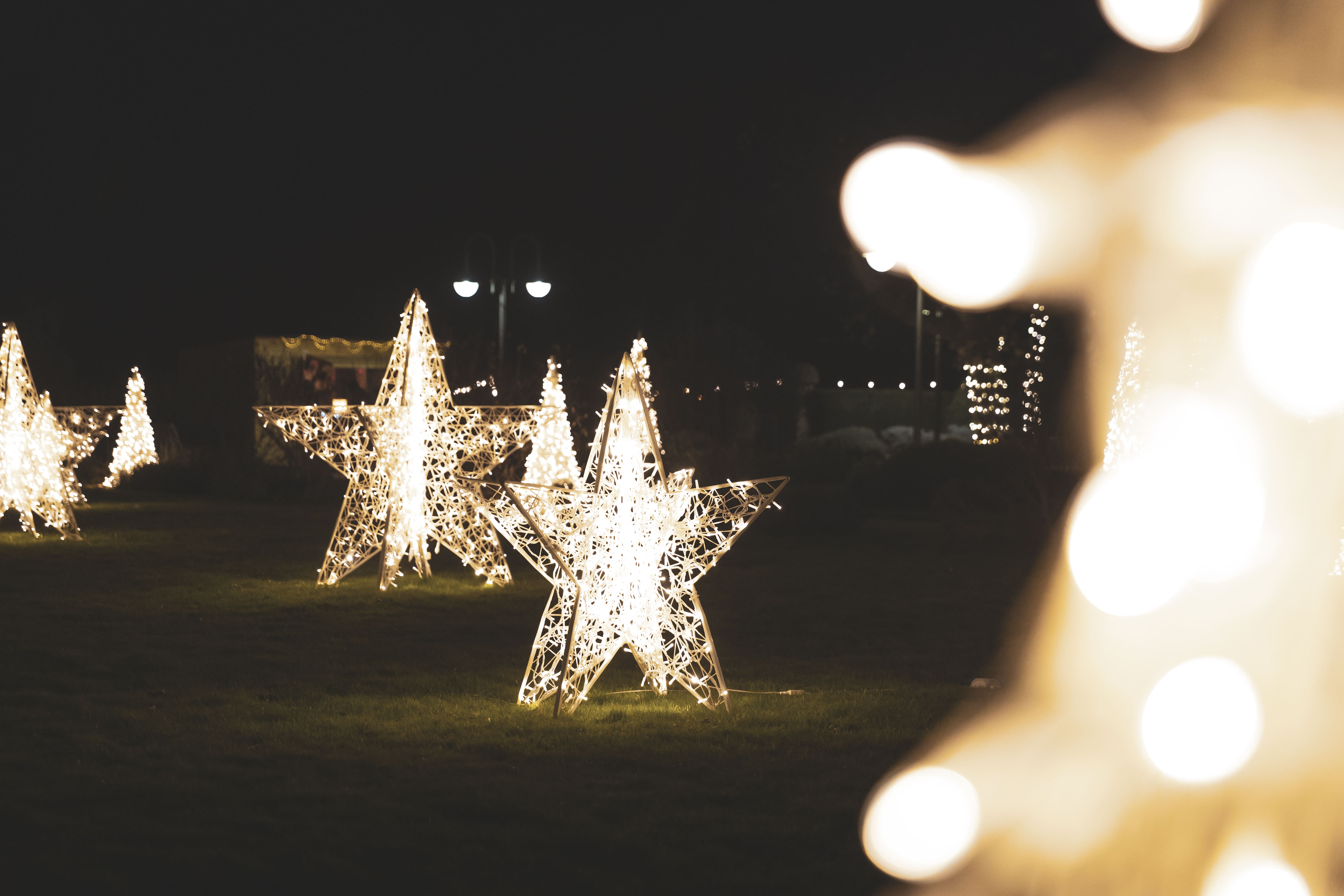 Der Obere Kurpark wird mit leuchtenden Sternfiguren dekoriert und illuminiert.