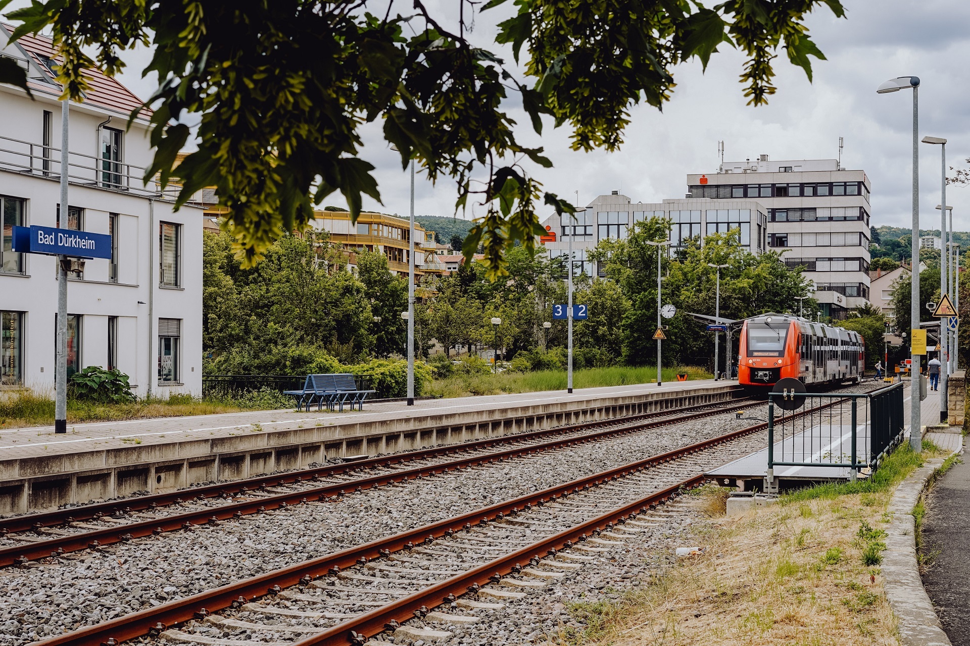 Eine rote Regionalbahn fährt in den Bahnhof Bad Dürkheim ein.