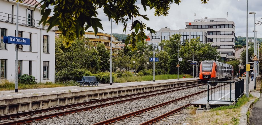 Eine rote Regionalbahn fährt in den Bahnhof Bad Dürkheim ein.