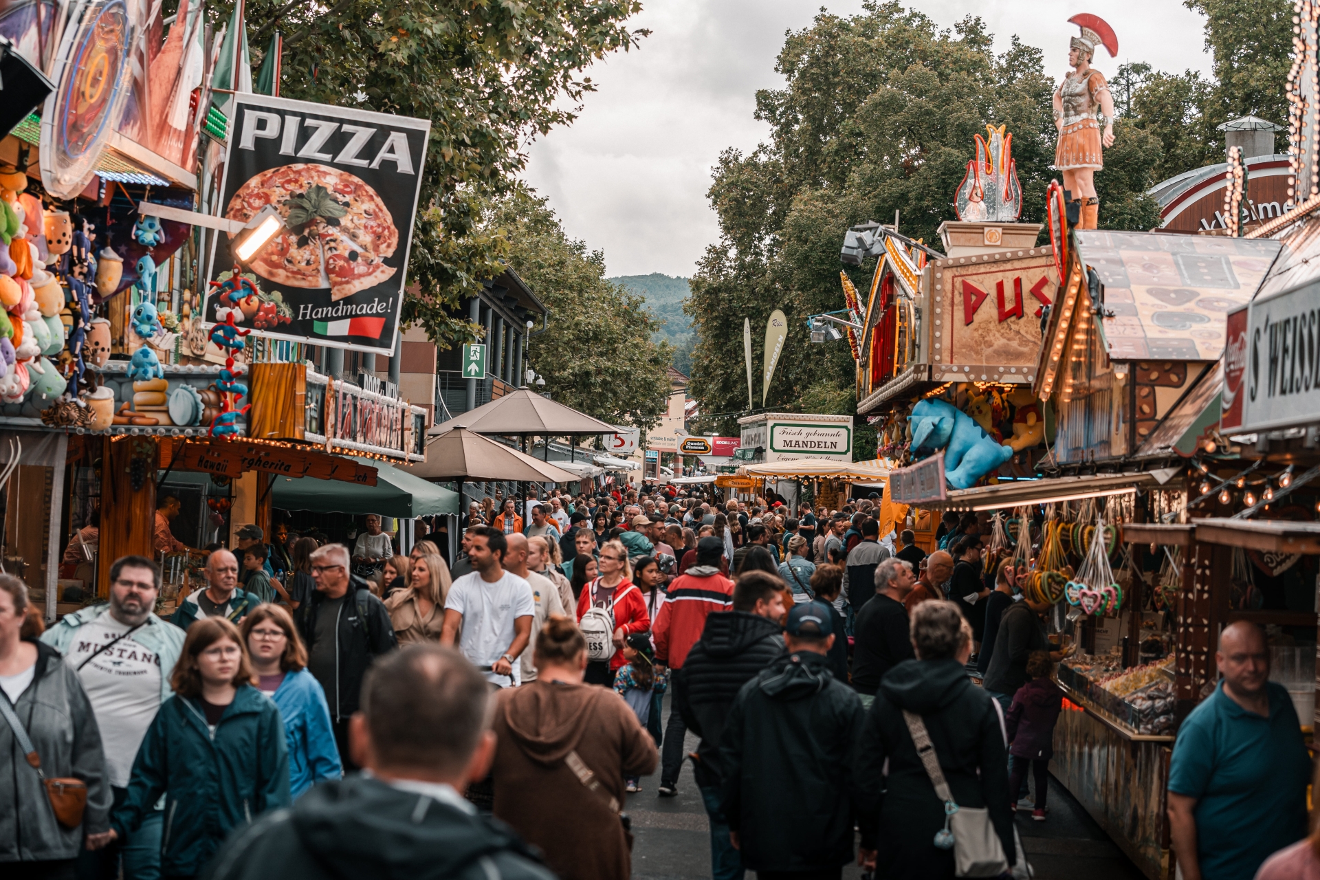 Essenstände auf dem Dürkheimer Wurstmarkt. Essenstände auf dem Dürkheimer Wurstmarkt.