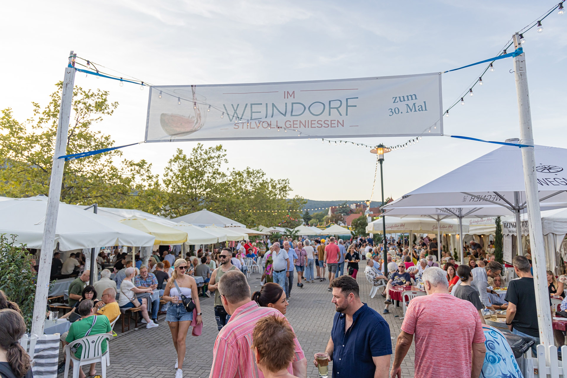 Eingang zum Weindorf im Herzen des Dürkheimer Wurstmarkts.