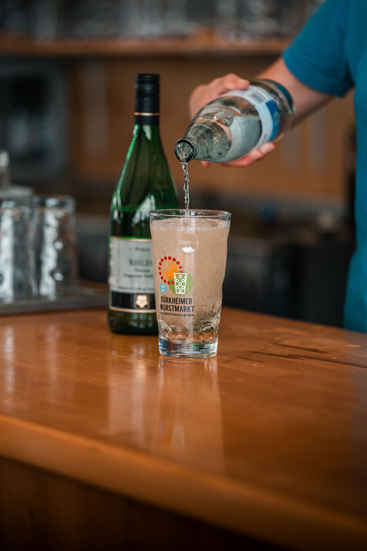 Riesling-Schorle im Dürkheimer Wurstmarkt Dubbeglas.