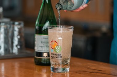 Riesling-Schorle im Dürkheimer Wurstmarkt Dubbeglas.