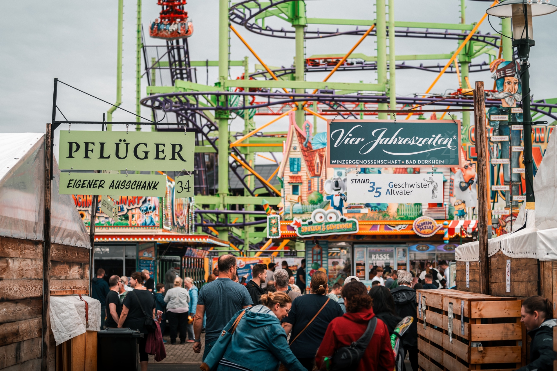 Der Mittelgang zwischen den traditionellen Schubkarchständen. Der Mittelgang zwischen den traditionellen Schubkarchständen.