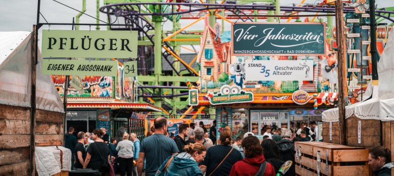 Der Mittelgang zwischen den traditionellen Schubkarchständen. Der Mittelgang zwischen den traditionellen Schubkarchständen.