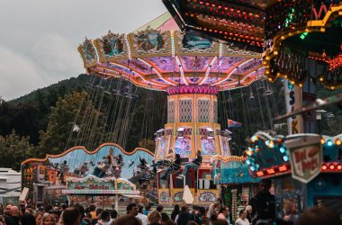 Das beleuchtete Kettenkarussel "Super Wellenflug".