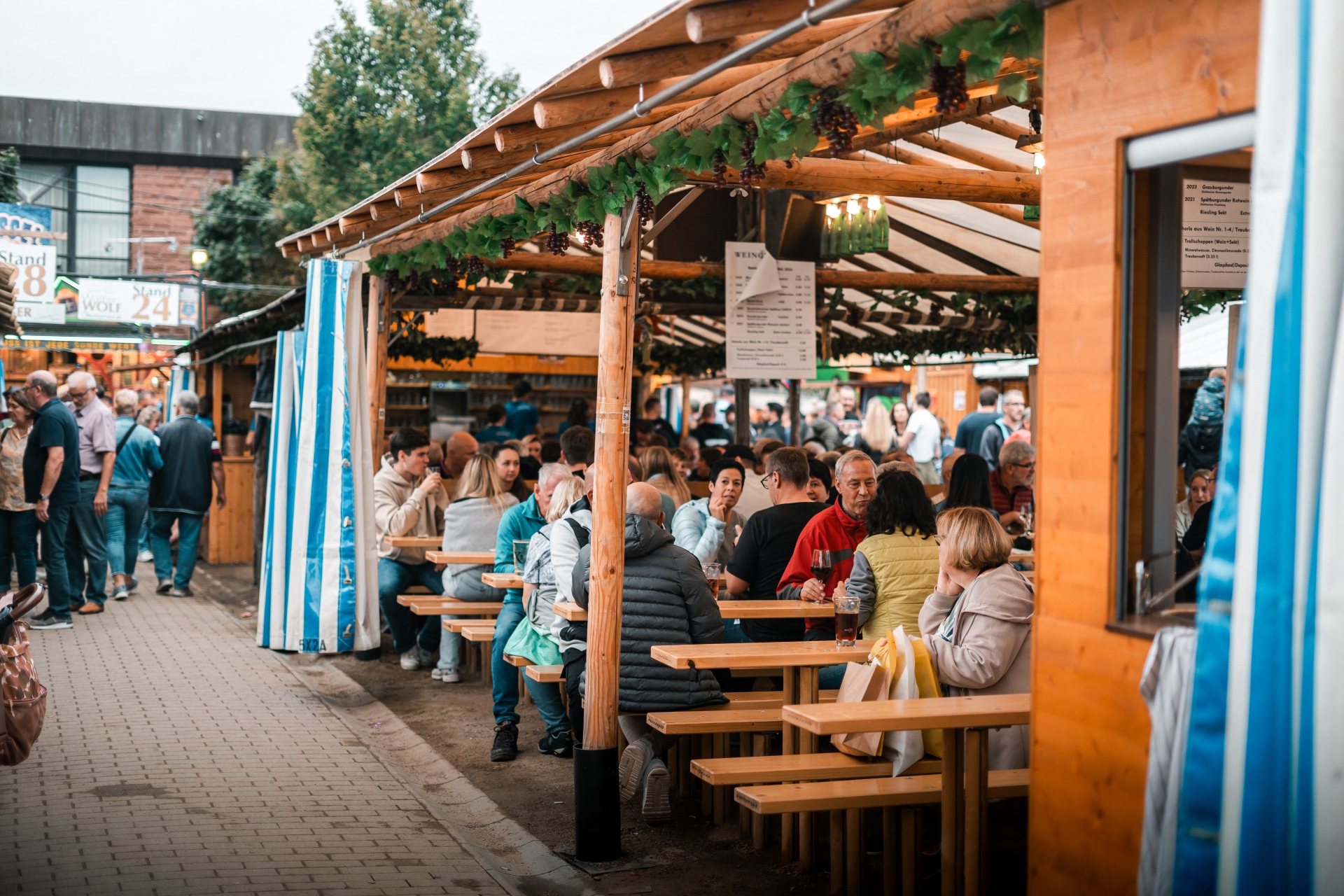  Das Herzstück des Dürkheimer Wurstmarktes - Die Schubkarchstände Illustration 