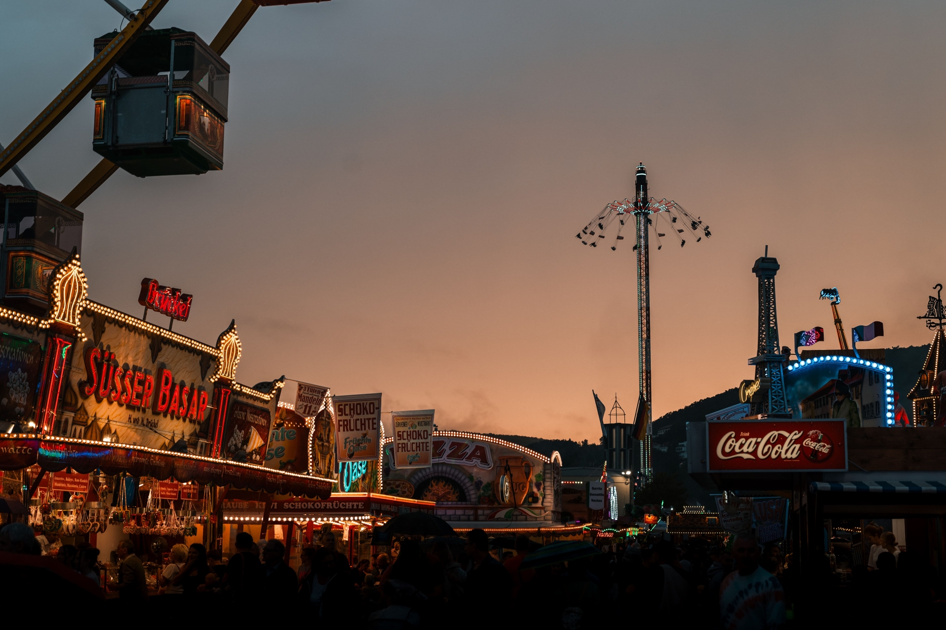 Abendstimmung mit Riesekettenkarussel.