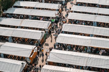 Sicht auf die Schubkarchstände.