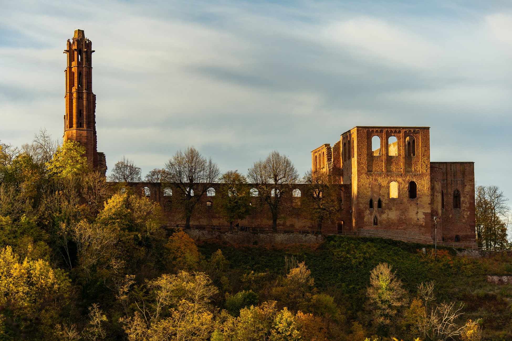 Außenansicht Klosterruine Limburg Im Mittelpunkt steht das Gemäuer der Klosterruine Limburg.