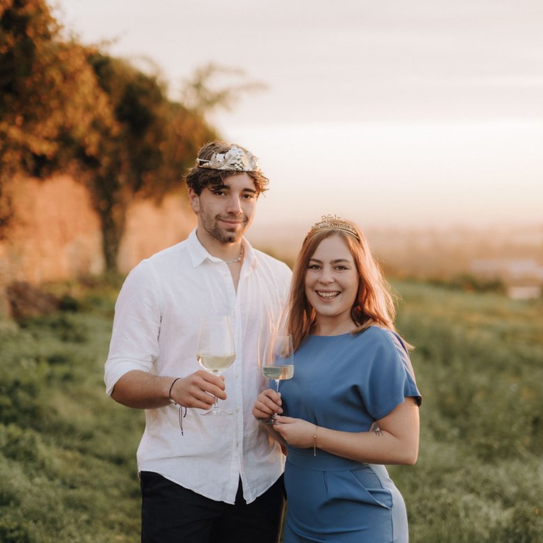 Die Bad Dürkheimer Weinhoheit Rani Kurajouli mit der Pfälzischen Weinkönigin Denise Stripf.
