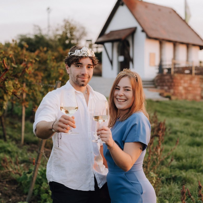 Die Bad Dürkheimer Weinhoheit Rani Kurajouli mit der Pfälzischen Weinkönigin Denise Stripf.