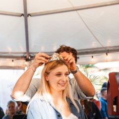 Cecile wird von ihrem Vorgänger, Rani Kurajouli, gekrönt.