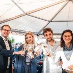 vlnr. Erster Beigeordneter Claudius Güther, Bad Dürkheimer Weinhoheit Cecile Herzberger, die ehemalige Bad Dürkheimer Weinhoheit Rani Kurajouli und Bürgermeisterin Natalie Bauernschmitt.