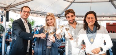 vlnr. Erster Beigeordneter Claudius Güther, Bad Dürkheimer Weinhoheit Cecile Herzberger, die ehemalige Bad Dürkheimer Weinhoheit Rani Kurajouli und Bürgermeisterin Natalie Bauernschmitt.