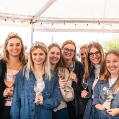 Weinprinzessin Cecile I. mit den Weinhoheiten der umliegenden Gemeinden.