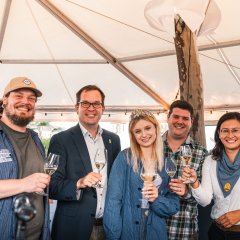 vlnr. Florian Barth (Vorsitzender der Jungwinzer Bad Dürkheim), Claudius Güther (Erster Beigeordneter), Cecile Herzberger (Bad Dürkheimer Weinhoheit 2025/2026), André Hauer (Vorsitzender des Bad Dürkheimer Weinbauverbandes) und Natalie Bauernschmitt (Bürgermeisterin der Stadt Bad Dürkheim)