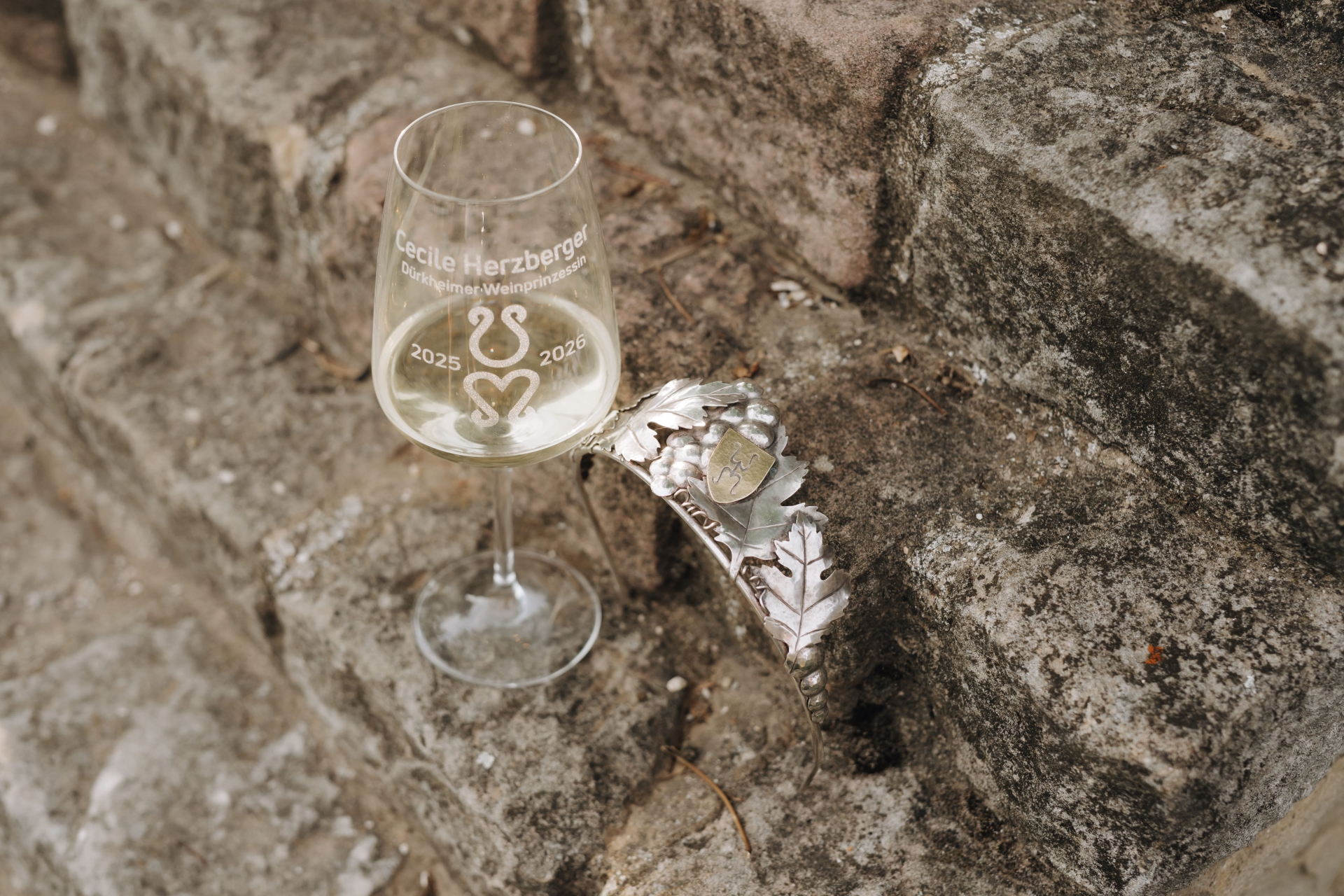 Weinglas und Krone der Bad Dürkheimer Weinhoheit 2025/2026. Weinglas und Krone der Bad Dürkheimer Weinhoheit 2025/2026.