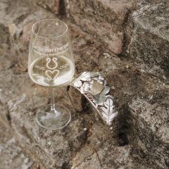 Weinglas und Krone der Bad Dürkheimer Weinhoheit 2025/2026.