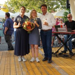 Karolin Ott, Denise Stripf und Christoph Glogger feiern die Krönung der neuen Weinprinzessin.