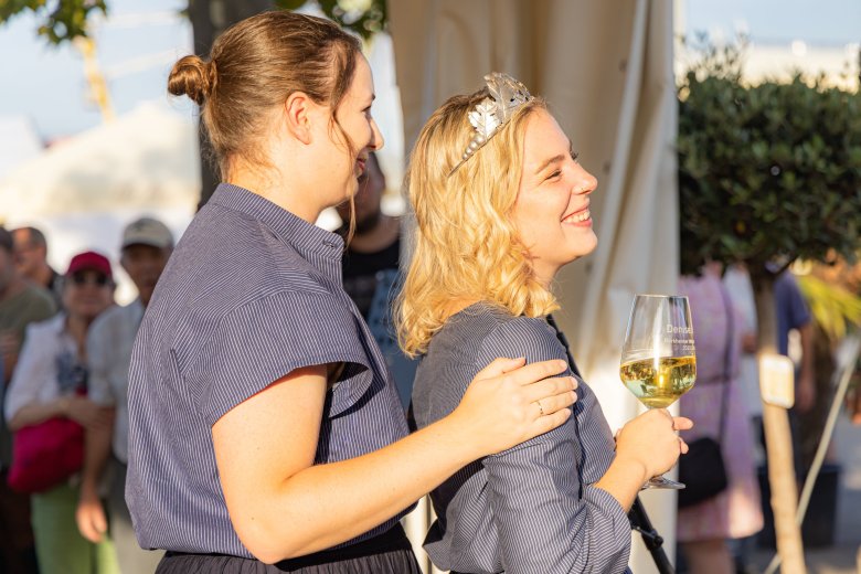 Denise wird von ihrer Vorgängerin, Karolin Ott, zur Dürkheimer Weinprinzessin gekrönt.