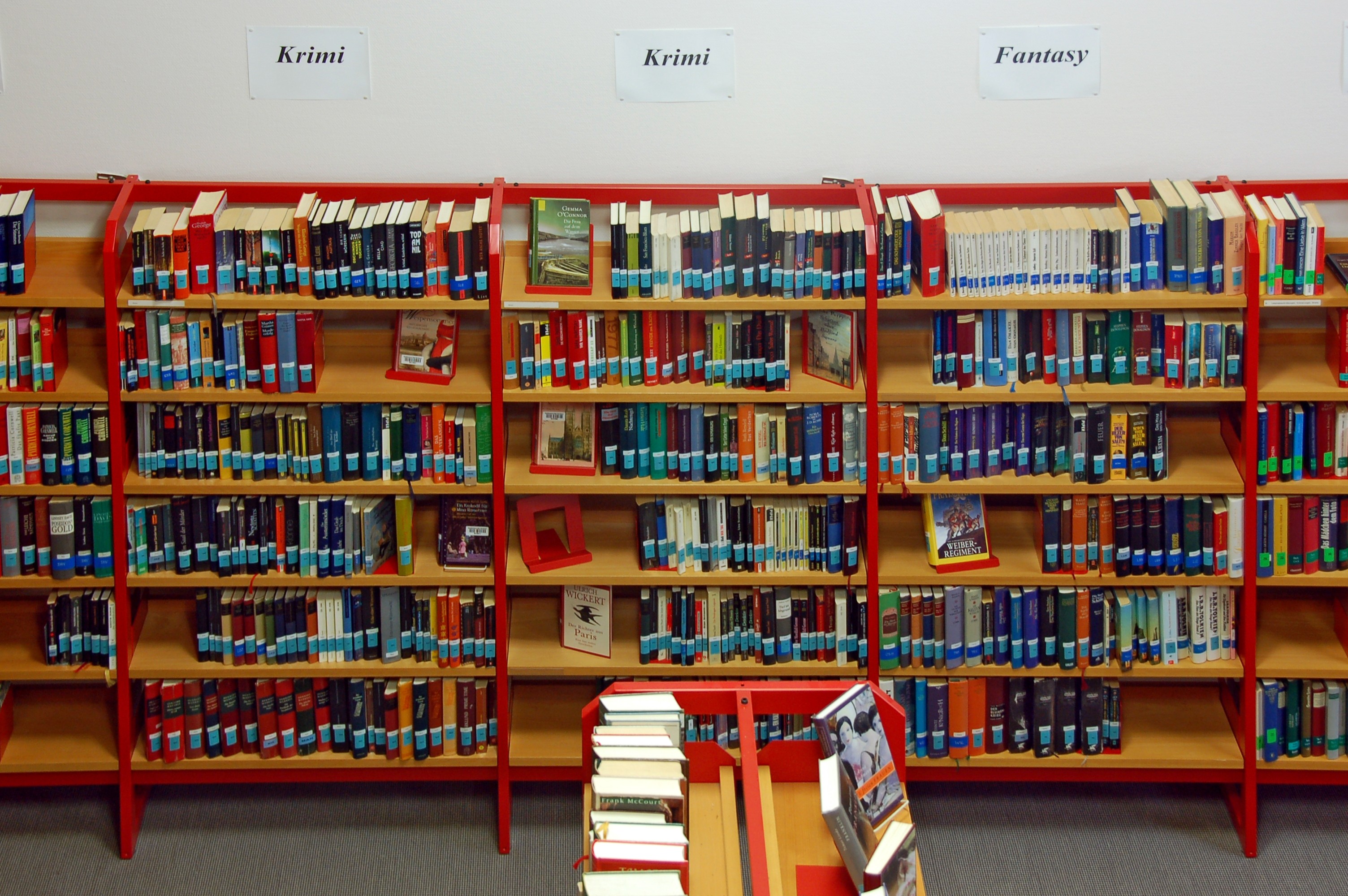 Bücherregale der Stadtbücherei