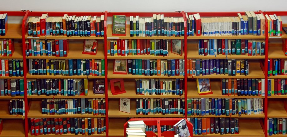 Bücherregale der Stadtbücherei