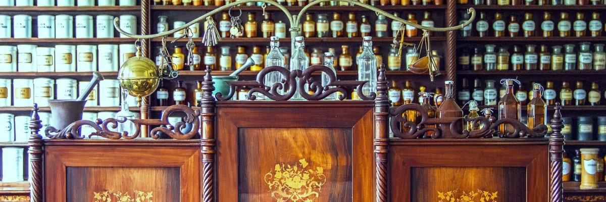 Apotheke mit Apothekerschrank