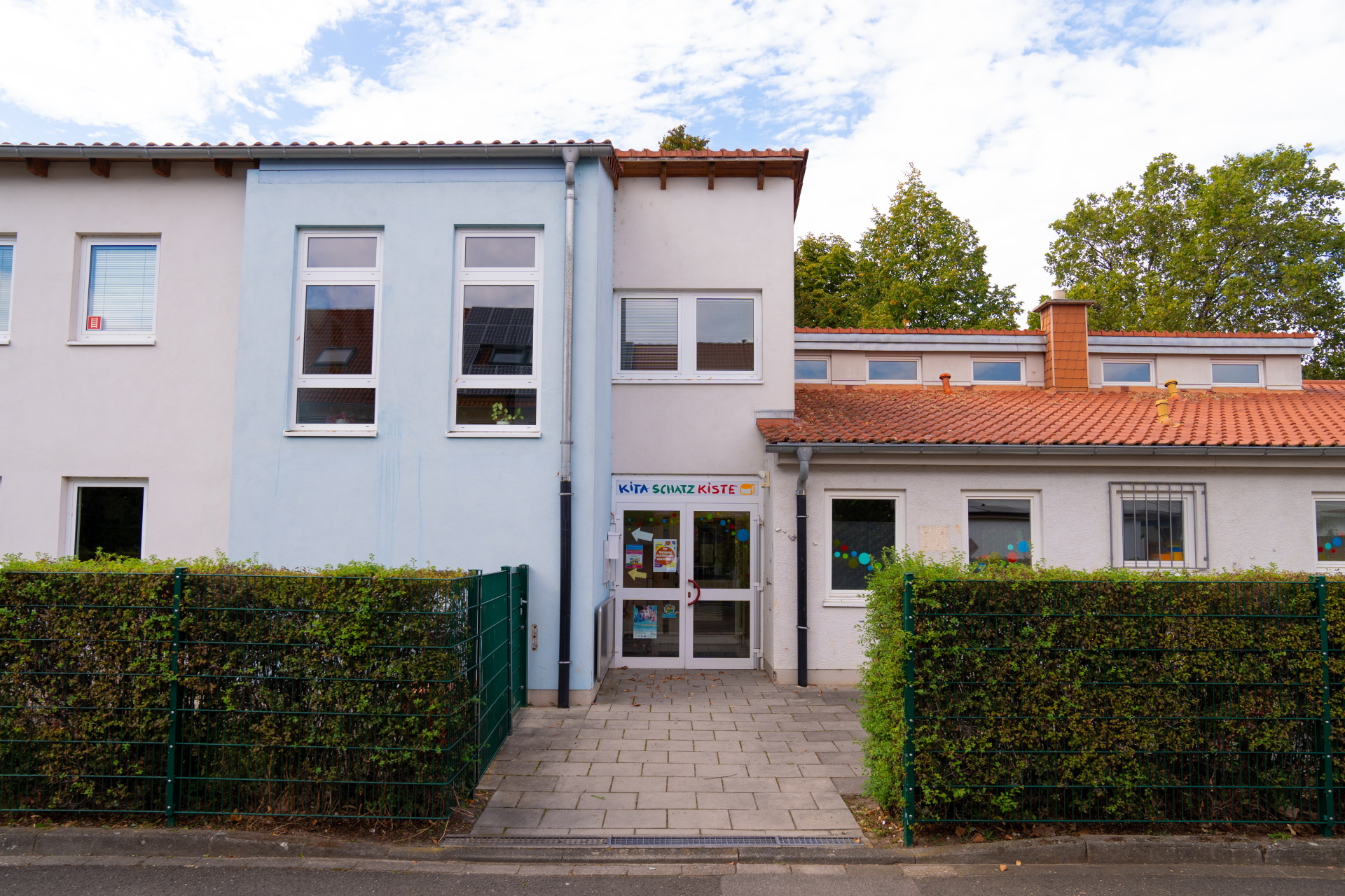 Kitagebäude im Grünen