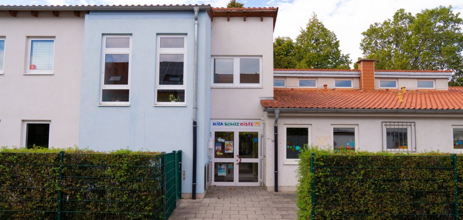 Außenansicht Kita Schatzkiste Kitagebäude im Grünen