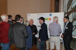 Bürgermeister diskutiert mit Teilnehmer:innen