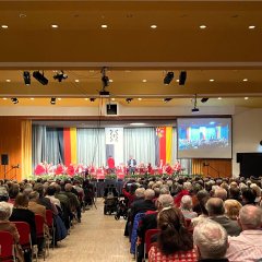 Publikum blickt auf die Bühne. Es spielt die Stadtkapelle Bad Dürkheim
