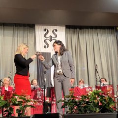 Bürgermeisterin Natalie Bauernschmitt und Weinprinzessin Denise Stripf stoßen auf der Bühne auf das neue Jahr an