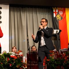 Benjamin Penna singt in musikalischer Begleitung durch die Stadtkapelle Bad Dürkheim mit Dirigent Julian Leopold
