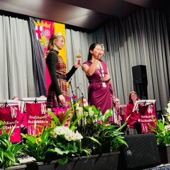 Weinprinzessin Cecile I. und Bürgermeisterin Natalie Bauernschmitt mit Weinglas in der Hand