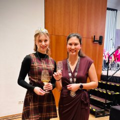 Weinprinzessin Cecile I. und Bürgermeisterin Natalie Bauernschmitt
