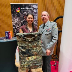 Bürgermeisterin Natalie Bauernschmitt und Herr Zemke vom Reservistenverband