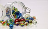 Glas mit Murmeln